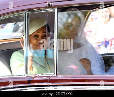 Meghan Markle se déplace en voiture avec sa mère, Mme Doria Ragland, le long de la longue promenade, avant son mariage avec le prince Harry à la chapelle Saint-Georges au château de Windsor. Le crédit photo devrait se lire comme suit : Doug Peters/EMPICS Banque D'Images