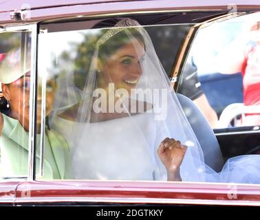 Meghan Markle se déplace en voiture avec sa mère, Mme Doria Ragland, le long de la longue promenade, avant son mariage avec le prince Harry à la chapelle Saint-Georges au château de Windsor. Le crédit photo devrait se lire comme suit : Doug Peters/EMPICS Banque D'Images