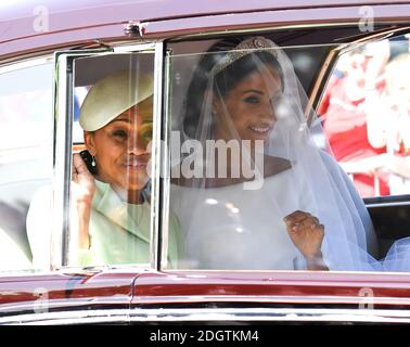 Meghan Markle se déplace en voiture avec sa mère, Mme Doria Ragland, le long de la longue promenade, avant son mariage avec le prince Harry à la chapelle Saint-Georges au château de Windsor. Le crédit photo devrait se lire comme suit : Doug Peters/EMPICS Banque D'Images