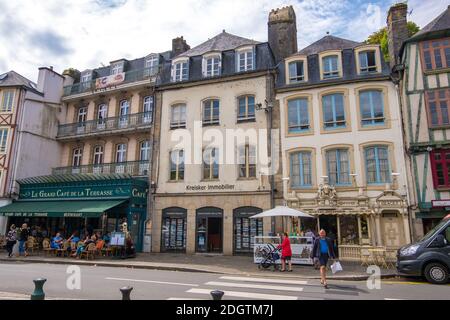 Morlaix, France - 28 août 2019 : façade rétro de pâtisserie et de café dans le centre-ville de Morlaix, département de Finistère, Bretagne Banque D'Images