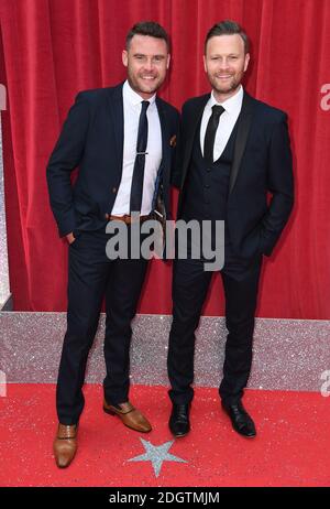 Danny Miller (à gauche) et Daniel Jillings assistent aux British SOAP Awards 2018 qui se tiennent au Hackney Empire, Londres. Crédit photo devrait lire: Doug Peters EMPICS Entertainment Banque D'Images