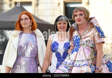 Florence Perry, Philippa Perry et Grayson Perry participant à la Royal Academy of Arts Summer Exhibition Party, qui s'est tenue à Burlington House à Londres. Le crédit photo devrait se lire comme suit : Doug Peters/EMPICS Banque D'Images