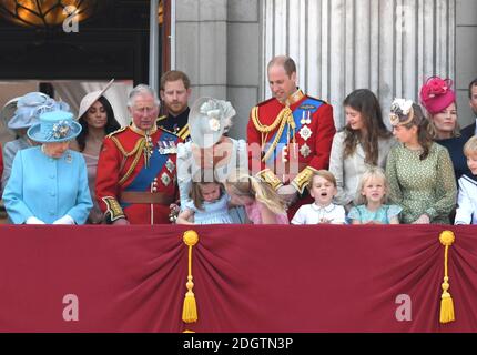 (De gauche à droite) la reine Elizabeth II, la duchesse de Sussex, le prince de Galles, le duc de Sussex et le duc et la duchesse de Cambridge avec la princesse Charlotte, Savannah Phillips et Prince George, sur le balcon de Buckingham Palace à Trooping the Color, Londres. Le crédit photo devrait se lire comme suit : Doug Peters/EMPICS Banque D'Images