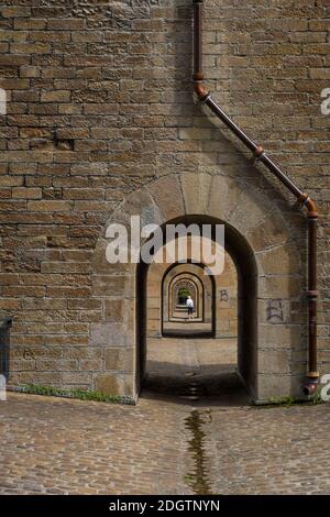 Morlaix, France - 28 août 2019 : vue à travers les arches dans les colonnes au sommet de Morlaix Viaduct, département de Finistère, Bretagne, France Banque D'Images