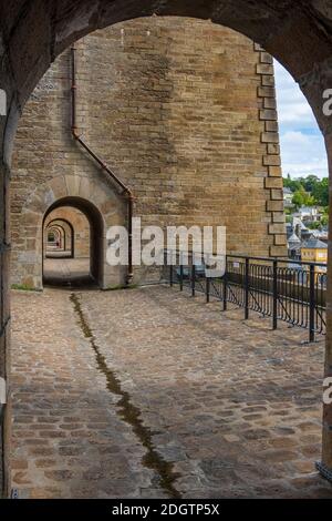 Morlaix, France - 28 août 2019 : vue à travers les arches dans les colonnes au sommet de Morlaix Viaduct, département de Finistère, Bretagne, France Banque D'Images