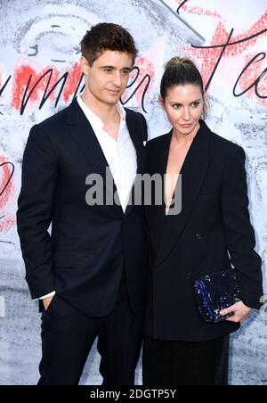 Max Irons et Sophie Pera participant à la Serpentine Summer Party 2018 qui s'est tenue au Serpentine Galleries Pavilion, Kensington Gardens, Londres. Le crédit photo doit être lu par Doug Peters/EMPICS Entertainment Banque D'Images