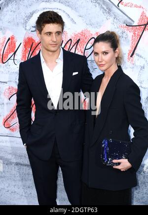 Max Irons et Sophie Pera participant à la Serpentine Summer Party 2018 qui s'est tenue au Serpentine Galleries Pavilion, Kensington Gardens, Londres. Le crédit photo doit être lu par Doug Peters/EMPICS Entertainment Banque D'Images