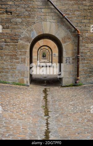 Morlaix, France - 28 août 2019 : vue à travers les arches dans les colonnes au sommet de Morlaix Viaduct, département de Finistère, Bretagne, France Banque D'Images