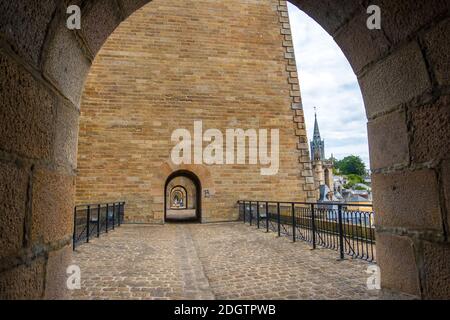 Morlaix, France - 28 août 2019 : vue à travers les arches dans les colonnes au sommet de Morlaix Viaduct, département de Finistère, Bretagne, France Banque D'Images