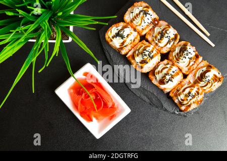 Petits pains à sushis aux graines de sésame et nappés de fromage à la crème Banque D'Images