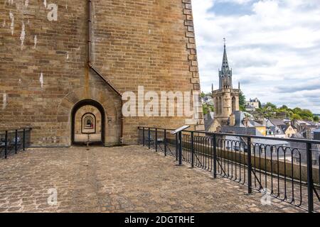 Morlaix, France - 28 août 2019 : vue à travers les arches dans les colonnes au sommet de Morlaix Viaduct, département de Finistère, Bretagne, France Banque D'Images