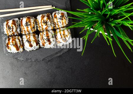 Petits pains à sushis aux graines de sésame et nappés de fromage à la crème Banque D'Images