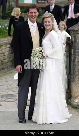 Harry Lopes et Laura Parker Bowles quittent l'église Saint-Cyriac. Banque D'Images