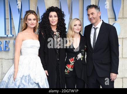 Lily James, cher, Amanda Seyfried et Thomas Sadoski assistant à la première de Mamma Mia! Ici nous allons de nouveau tenu à l'Eventim Hammersmith Apollo, Londres. Le crédit photo devrait se lire comme suit : Doug Peters/EMPICS Banque D'Images