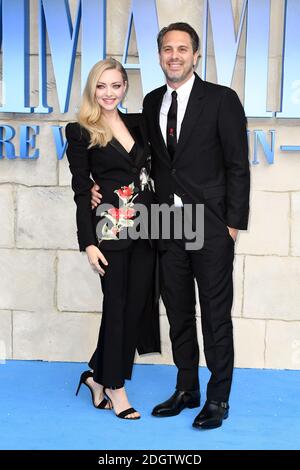 Amanda Seyfried et Thomas Sadoski assistant à la première de Mamma Mia! Ici nous allons de nouveau tenu à l'Eventim Hammersmith Apollo, Londres. Le crédit photo devrait se lire comme suit : Doug Peters/EMPICS Banque D'Images