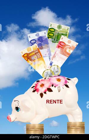 Sparschwein mit der Aufschrift Rente, steht auf Euro Münzen, mit vor, Wolkenhimmel Banknoten Euro Banque D'Images