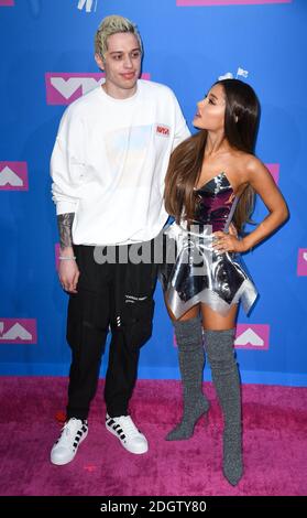 Pete Davidson et Ariana Grande arrivent aux MTV Video Music Awards 2018, radio City, New York. Le crédit photo devrait se lire comme suit : Doug Peters/EMPICS Banque D'Images