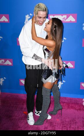 Pete Davidson et Ariana Grande arrivent aux MTV Video Music Awards 2018, radio City, New York. Le crédit photo devrait se lire comme suit : Doug Peters/EMPICS Banque D'Images