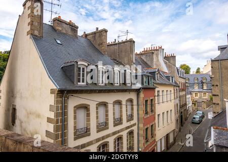Morlaix, France - 28 août 2019 : rue du centre historique de Morlaix avec ses maisons colorées à colombages. Département de Finistère, Brittan Banque D'Images