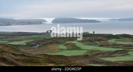 Tôt le matin, vue sur le parcours de golf de Chambers Bay, Ketron Island et Steillacoom depuis le Grand View Trail. Chamber Bay a accueilli l'US Open 2015 Banque D'Images