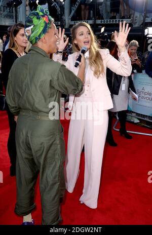 Blake Lively est interviewé sur le tapis rouge tout en assistant à la première d'UNE simple faveur tenue à la BFI Southbank, Belvedere Road, Londres. Crédit photo devrait se lire: Doug Peters/EMPICS Banque D'Images