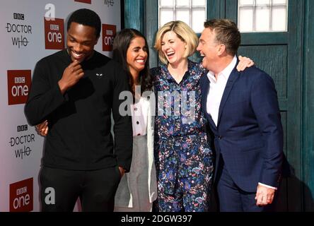 Tokin Cole, Mandip Gill, Jodie Whittaker et Bradley Walsh assistant à la première Doctor Who qui s'est tenue au Light Cinema au Moor, Sheffield. Crédit photo devrait se lire: Doug Peters/EMPICS Banque D'Images