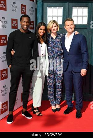 Tokin Cole, Mandip Gill, Jodie Whittaker et Bradley Walsh assistant à la première Doctor Who qui s'est tenue au Light Cinema au Moor, Sheffield. Crédit photo devrait se lire: Doug Peters/EMPICS Banque D'Images