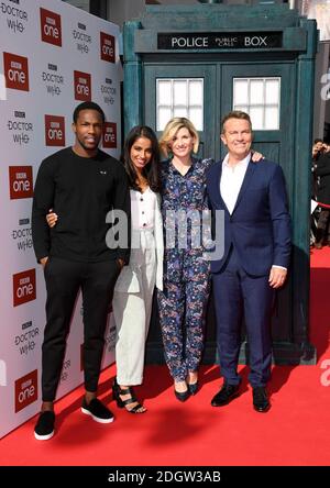 Tokin Cole, Mandip Gill, Jodie Whittaker et Bradley Walsh assistant à la première Doctor Who qui s'est tenue au Light Cinema au Moor, Sheffield. Crédit photo devrait se lire: Doug Peters/EMPICS Banque D'Images