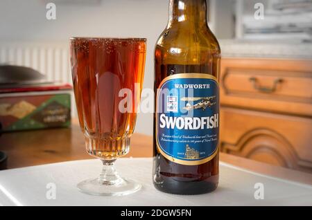 Un verre de Wadworth Swordfish amer ALE prêt à Buvez dans une maison anglaise Banque D'Images