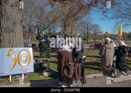 Les catholiques romains dévorent prient sur le site du pavillon du Vatican, dans le parc de Flushing Meadows, où Marie et Jésus sont apparus à Veronica Lueken. À Queens, New York. Banque D'Images