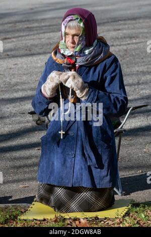 La femme catholique romaine dévote sur le site du pavillon du Vatican, dans le parc Corona de Flushing Meadows, où Marie et Jésus apparaissent à Veronica Lueken. À New York. Banque D'Images