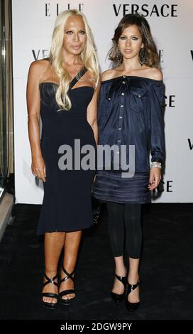 Donatella Versace et Allegra Versace arrivent à une fête pour le lancement du numéro du 21e anniversaire d'elle Magazine Guest édité par Donatella Versace, le magasin Versace, Sloane St, Londres. Banque D'Images