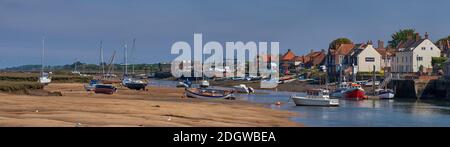 Des bateaux ont amarré et fait du beaching dans le port de Wells-Next-the-Sea, Norfolk Banque D'Images