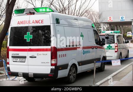 Séoul, Corée du Sud. 9 décembre 2020. Les patients nouvellement infectés sont transportés au Centre médical de Séoul par ambulances à Séoul, Corée du Sud, le 9 décembre 2020. La Corée du Sud a signalé 686 cas de plus de COVID-19 à minuit le mardi, heure locale, par rapport à il y a 24 heures, ce qui porte le nombre total d'infections à 39,432. Le nombre de cas quotidiens a oscillé entre 400 et 700 au cours des deux dernières semaines, avec une croissance à trois chiffres pendant 32 jours depuis le 8 novembre en raison des infections par petites grappes à Séoul et dans la province environnante de Gyeonggi ainsi que des cas importés. Banque D'Images