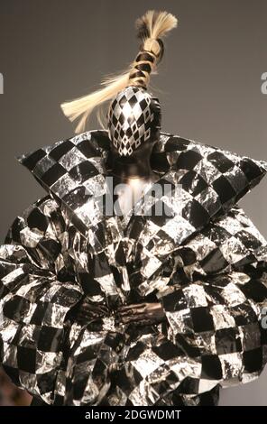 Un modèle sur la passerelle pendant le défilé de mode de Gareth Pugh - tente de BFC, Musée d'histoire naturelle, centre de Londres. Date de la photo : 19 septembre 2006. Photo EMPICS : Doug Peters/EMPICS Entertainment Banque D'Images