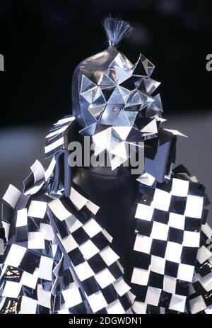 Un modèle sur la passerelle pendant le défilé de mode de Gareth Pugh - tente de BFC, Musée d'histoire naturelle, centre de Londres. Date de la photo : 19 septembre 2006. Photo EMPICS : Doug Peters/EMPICS Entertainment Banque D'Images