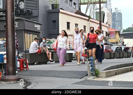 Kuala Lumpur, Malaisie. 9 décembre 2020. Des personnes portant des masques de visage marchent dans une rue à Kuala Lumpur, Malaisie, 9 décembre 2020. La Malaisie a signalé 959 nouvelles infections à COVID-19, a déclaré mercredi le ministère de la Santé, portant le total national à 76,265. Credit: Chong Voon Chung/Xinhua/Alay Live News Banque D'Images