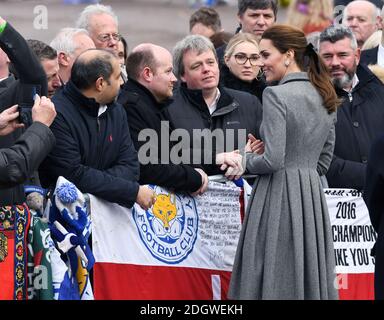 Le duc et la duchesse de Cambridge visitent la puissance du roi Pour rendre hommage à ceux qui ont perdu la vie Dans l'accident d'hélicoptère de Leicester City, y compris le président de Leicester City Vichai Srivaddhanaprabha Banque D'Images