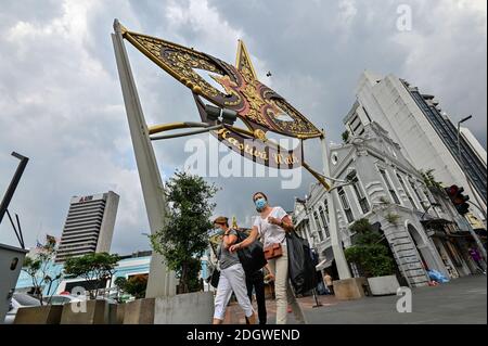 Kuala Lumpur, Malaisie. 9 décembre 2020. Des personnes portant des masques de visage marchent dans une rue à Kuala Lumpur, Malaisie, 9 décembre 2020. La Malaisie a signalé 959 nouvelles infections à COVID-19, a déclaré mercredi le ministère de la Santé, portant le total national à 76,265. Credit: Chong Voon Chung/Xinhua/Alay Live News Banque D'Images