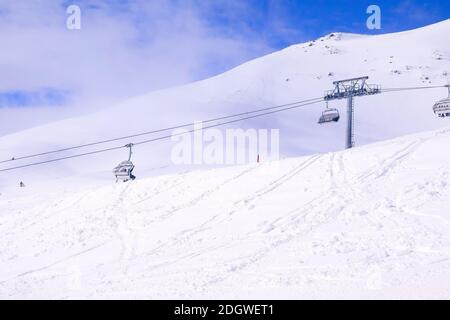 Télésiège de ski et vue sur la pente dans la station autrichienne Saalbach, Autriche Banque D'Images