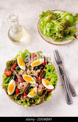 Salade française niçoise au thon, œufs, haricots verts, tomates, olives, laitue et anchois. Banque D'Images