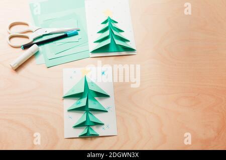 Deux cartes de voeux pour Noël faites par les mains d'un adulte et d'un enfant. Arbre de Noël à l'envers, étrange Noël 2020, nouveau concept normal. Banque D'Images