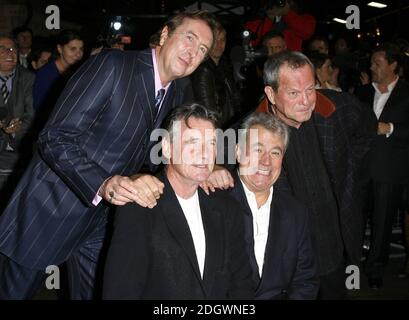 Monty Python Cast arrivant à l'ouverture nocturne du spectacle Spamalot, le Palace Theatre, Londres. Banque D'Images