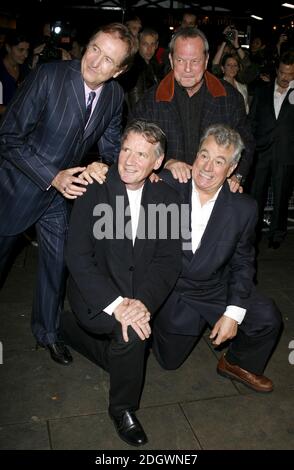 Monty Python Cast arrivant à l'ouverture nocturne du spectacle Spamalot, le Palace Theatre, Londres. Banque D'Images