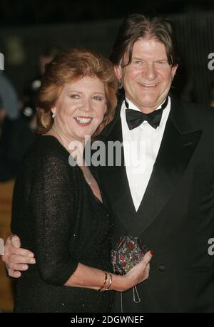 Cilla Black et John Madejski arrivent au Times BFI 50th London film Festival Gala nuit d'ouverture avec la première du dernier Roi d'Écosse, Leicester Square, Londres, le 18 octobre 2006. Doug Peters/EMPICS Entertainment Banque D'Images