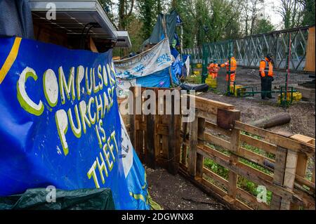 Denham, Buckinghamshire, Royaume-Uni. 9 décembre 2020. Un achat obligatoire est un signe de vol dans le camp de protection de la faune de Denham. Ayant déjà détruit une grande zone de bois, HS2 a maintenant mis en place un pont d'accès temporaire à travers la rivière Colne dans le Denham Country Park pour permettre à la machinerie lourde de pénétrer dans les bois humides irremplaçables et SSSI. HS2 Rebillion et les activistes de l'environnement vivent dans des maisons d'arbres hautes dans des arbres anciens à côté du pont, essayant de les sauver des scies à chaîne destructrices de HS2 Ltd. Crédit: Maureen McLean/Alay Live News Banque D'Images