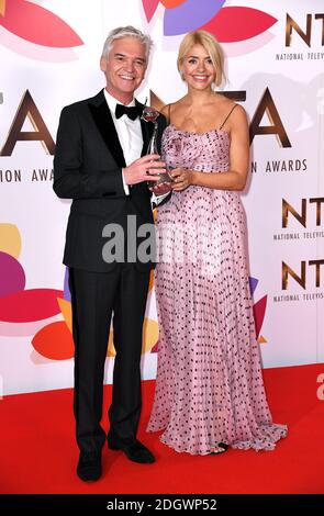 Phillip Schofield (à gauche) et Holly Willoughby avec le prix du meilleur spectacle de jour dans la salle de presse aux National Television Awards 2019 qui se tiennent à l'O2 Arena, Londres. Le crédit photo devrait se lire comme suit : Doug Peters/EMPICS Banque D'Images