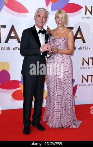 Phillip Schofield (à gauche) et Holly Willoughby avec le prix du meilleur spectacle de jour dans la salle de presse aux National Television Awards 2019 qui se tiennent à l'O2 Arena, Londres. Le crédit photo devrait se lire comme suit : Doug Peters/EMPICS Banque D'Images