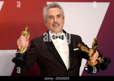 Alfonso Cuaron, lauréat du prix du meilleur réalisateur, du prix du meilleur film étranger et du prix de la meilleure cinématographie pour 'Roma' lors de la 91e cérémonie annuelle des Oscars remise par l'Académie des arts cinématographiques et des sciences. (Hollywood, CA, États-Unis) Banque D'Images