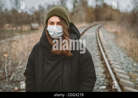 Portrait d'une jeune femme portant un masque médical, protection de la santé contre le virus de la grippe, les maladies épidémiques et infectieuses. Protéger Banque D'Images